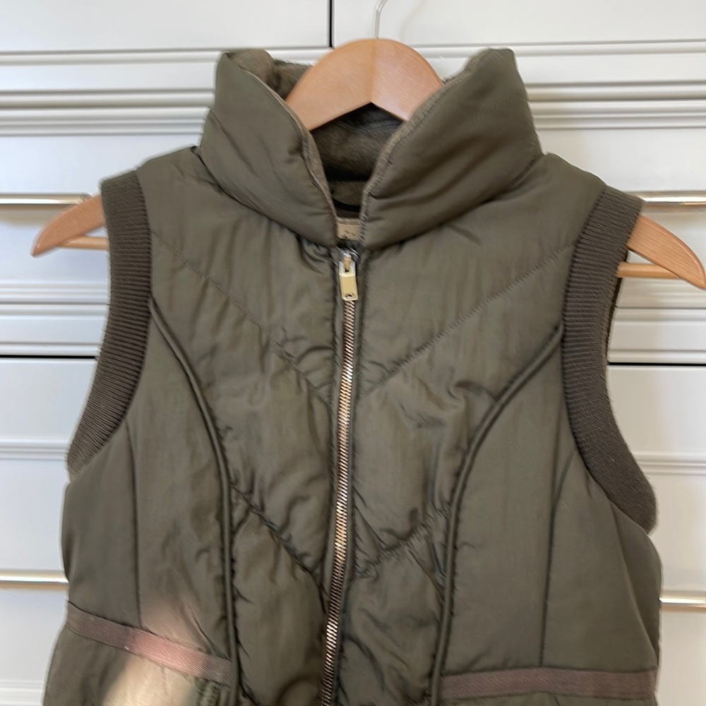 Gallery puffer army green packable vest with zipper size Small good condition
